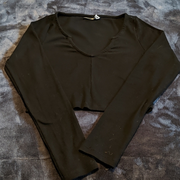 🍋 2 for $30 ASOS design notch front long sleeve rib crop top in black - Picture 3 of 4